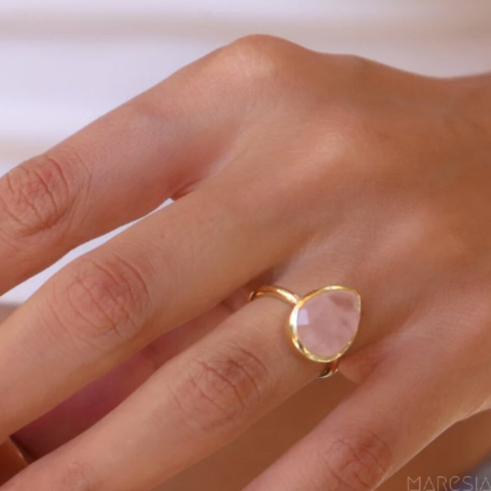 Rose Quartz Tear Drop Ring ~ 18k Gold Plated ~ Ring Size 6 - Picture 3 of 6